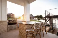 Luxurious Lake Retreat: Sleeps 18, King Suites, Pool, Slide, Sun Deck, Elevator Hotels in Granite Shoals