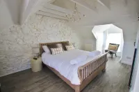 Fantastic location in the harbour bowl