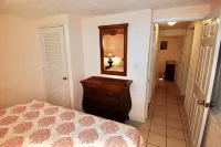 Walk to Nokomis Beach. Quality, Cleanliness, Affordable. SmartTV, Full Kitchen