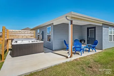 The Blue Goose - Private Hot Tub --1 Mi off I-49 -- 3 Mi to U of A Hotels in der Nähe von Paradise Valley Golf Course