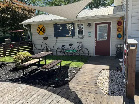 The Backyard Bungalow On The Trail -just minutes from downtown Отели в г. Санс Сауси