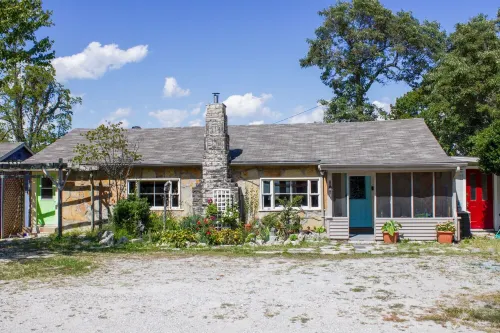 Fun cottage w/VIEW, minutes to downtown Eureka Springs, Beaver Lake, White River