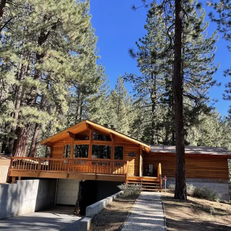 Rocky Cliff Retreat at Davis Lake