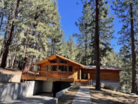 Rocky Cliff Retreat at Davis Lake