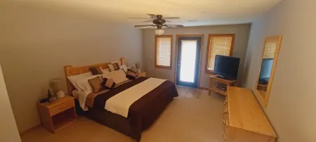 Northern Bay 4 Bdrm 3 Ba 2 Floor Condo On The Lake