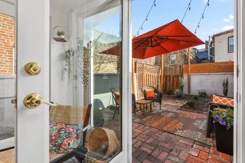 Bright & Cozy Rowhouse in Prime Location - WalkScore 98/100