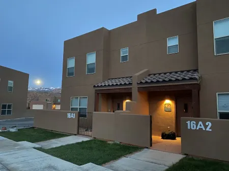 Modern townhouse by Moab+Arches