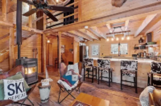 Private cabin on 3Acres with private hot tub! Lake access, Skiing, Snowmobiling!