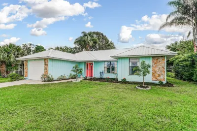 Heated Private Pool, 5 Miles to Beach. Colorful, bright family-sized home. Hotels near Sunset Art Studio LLC