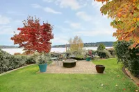 Views of Lake Washington and Mt. Rainier- North Seattle Area.  Superb Location!