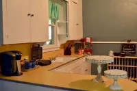 Garden Cottage in the city. Pet friendly!