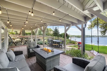 Lakefront Oasis w/ 2 fire pits, game room & kayaks