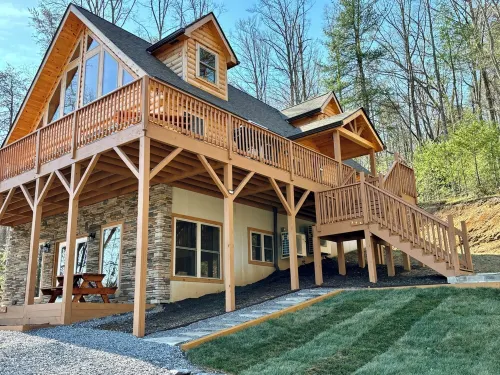 New cabin with king size bedrooms, en suite bathrooms, smart TV, decks & views.