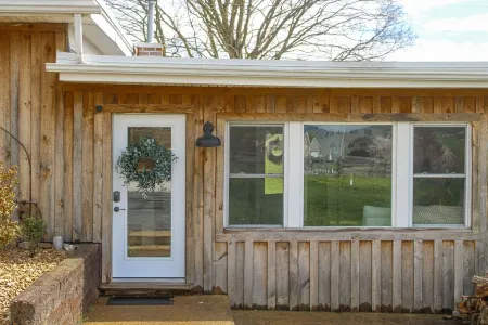 Friendly City Stay! HOT TUB, NEW LISTING!