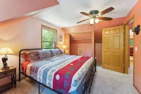 Pet-Friendly 5BR 3.5BA Cabin on 6-acres Sleeps 15, Game Room, Deck, Dells 10min