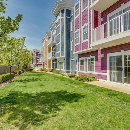 Luxury Downtown Getaway: 2BR Condo Near New Buffalo’s Top Attractions!