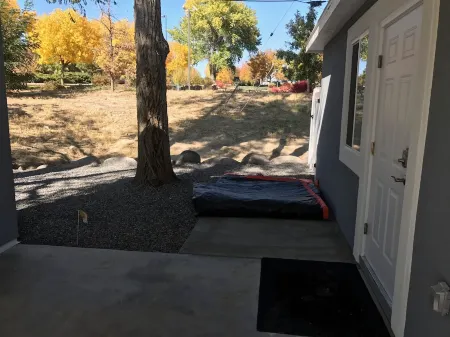 Modern Studio excellent location. Отели рядом с достопримечательностью «Университет Колорадо Меса»