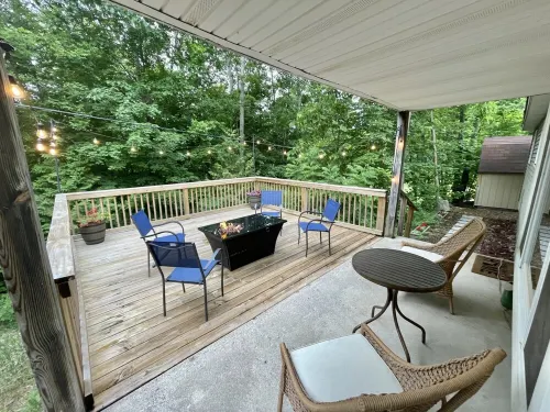 Cozy home in the heart of Lake Ann Village! Hotels in Almira Township