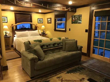 A walkable private suite in the heart of the village of Clinton, NY. 13323