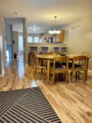 Spacious and luxurious 3 bed/1.5 bath townhome with free parking, sleeps 6 Hotels in Middletown