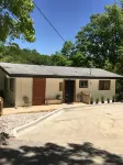 Osage Beach Lakefront Home. Lg. Dock, Patio, and a 5 Min Walk to Backwater Jacks - 3つ星