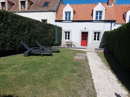 Fisherman's house near the sea Отели в г. Экиан-Пляж