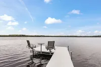 Lakeside Retreat Offering Serene Views, Water Adventures, and Lasting Memories! - シャレー