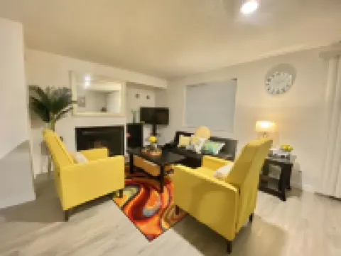 WELCOME TO HUEY DUCK HOUSE-A!  3BR & 2BA SLEEP-8 スプリングフィールドのホテル