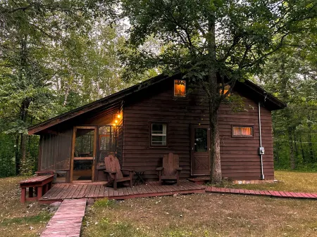 Secluded pet friendly cabin on 40 acres with frontage on the Kettle River Отели в г. Стерджен-Лейк