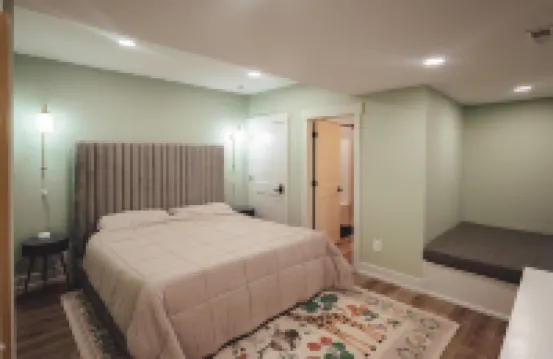 Luxurious Speakeasy Lodge, Hot Tub, Wifi & Hidden Speakeasy! Mins from the Caves