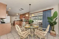 PAWS & PLAY: PET-FRIENDLY VACATION VENICE BEACH, SIESTA KEY SARASOTA FENCED YARD