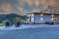 Modern Luxury Meets Mountain Getaway. Amazing Views, Hot Tub+More! Hotels in Madison County