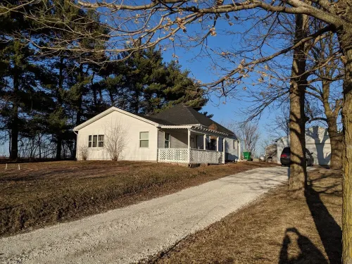 Nauvoo Country Cottage - Sleeps 12