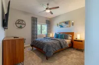Modern house only minutes away from Fossil Rim Wildlife Center & Dinosaur Park.