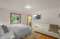 Charming & Beautiful. Perfect for Families.Swing. Tree House, Dog Friendly +++++ Hotels near 4175 N Hwy 101