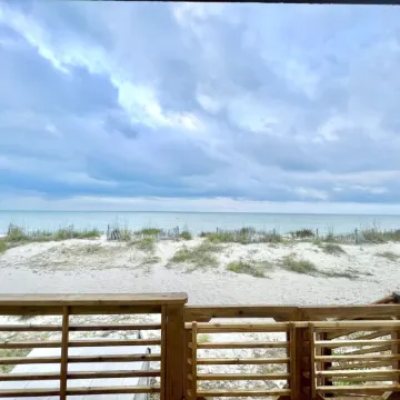 Beachfront 3bed 2bath sleeps 8. ‘25 amenity pass, linens included.