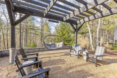 Private Modern Cabin with Hot Tub and Outdoor Shower. Pet Friendly!