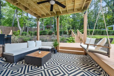 Convenient City Retreat with MASSIVE Backyard, 10 mins from Airport