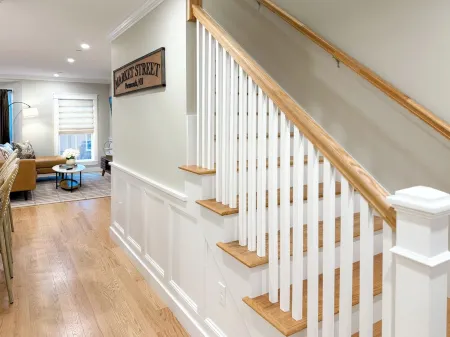 3BR Luxe ~ Elegant Design ~ DNTN ~ Deck ~ Parking Отели рядом с достопримечательностью «St. John's Episcopal Church»