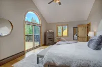 Spacious 4BR Breckenridge Mountain Hideaway Near Town!