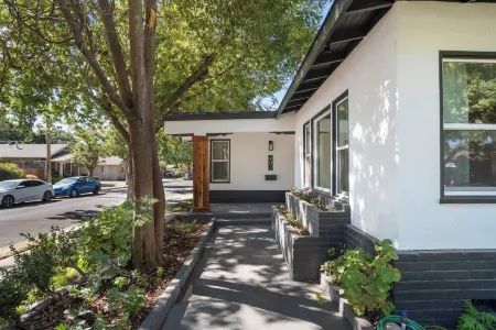 Lavish Living Retreat - Modesto, CA