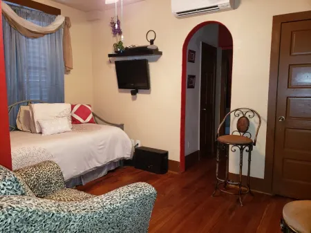 The Vin at Hattie's Place Too, the Best Place to Find with a Click, That's it! Отели рядом с достопримечательностью «Port Of Galveston»