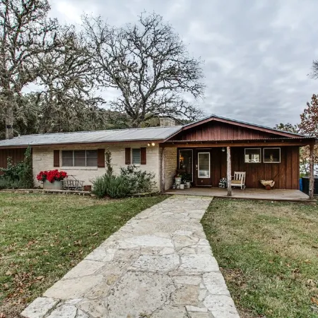 Private cabin on 10 acre lake, 4.5 miles from Boerne