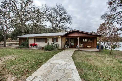 Private cabin on 10 acre lake, 4.5 miles from Boerne