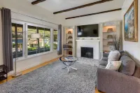 Sparkling Clean Luxury 3 BR House Near SF/SFO/CalTrain/BART+EV+Free Parking+WiFi 사우스샌프란시스코 호텔