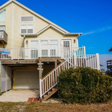 Beach Breezes • Sunset Sound Views • Walk to Beach • Bikes & Gear