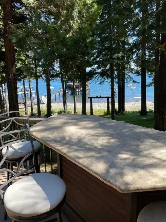 Cozy Private Lakefront Cottage Surrounded By Lush Trees Отели в г. Carnelian Bay