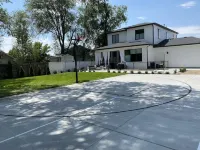 Luxury  Summer Home,  Basketball Court, Hot Tub Firepit Excellent Beds & Linens.
