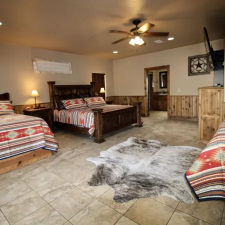 Beautiful 5/5.5 Home on 5 Acres w/Private Pool. River Access 2 m. Away