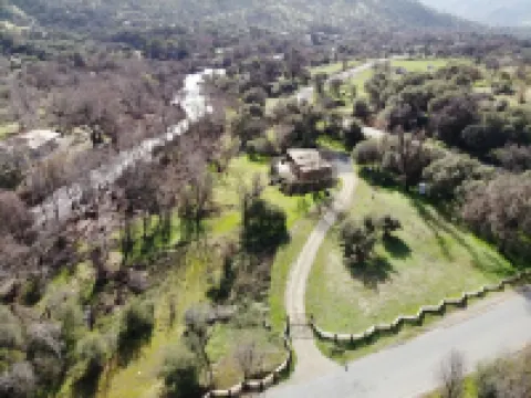 Private, upscale, riverfront cabin, sleeps 6; amazing amenities to dazzle